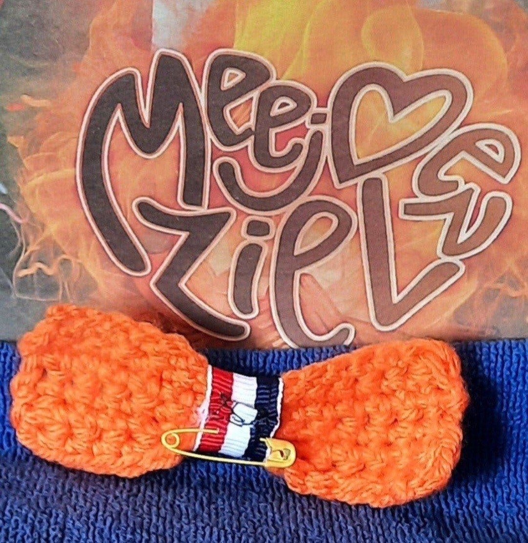 Gehaakte Oranje Strikje met Veiligheidsspeld, Handgemaakt, Ophalen of Verzenden, Nieuw