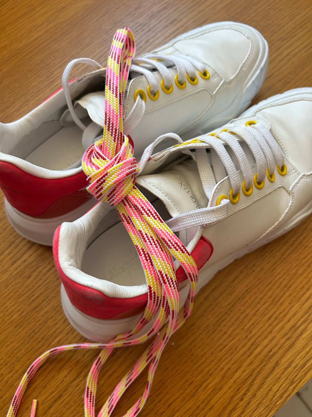 Alexander McQueen Sneakers - 38 Wit met pink accenten, Wit, Ophalen of Verzenden, Sneakers of Gympen, Zo goed als nieuw