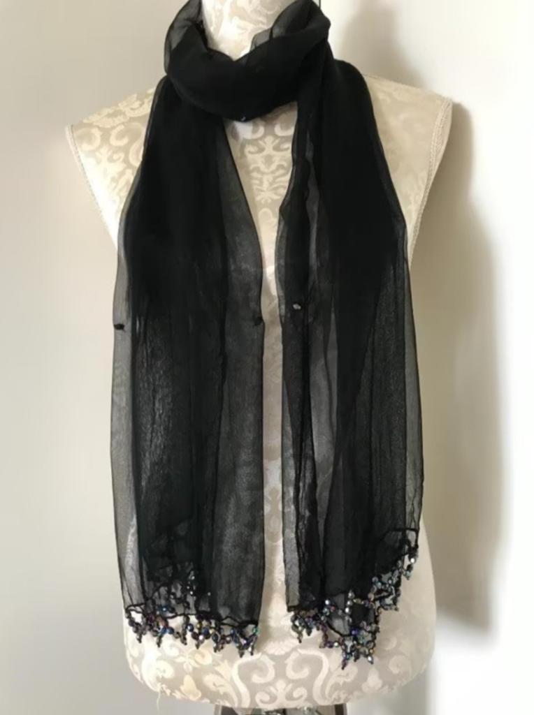Zwarte Voile Sjaal met Parelmoer Kraaltjes, Kleding | Dames, Mutsen, Sjaals en Handschoenen, Ophalen of Verzenden, Zo goed als nieuw