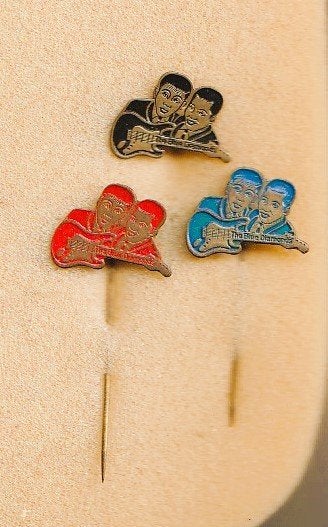 3 volmetaal popmuziek speldjes : The Blue Diamonds, Ophalen of Verzenden, Gebruikt, Overige onderwerpen, Speldje of Pin