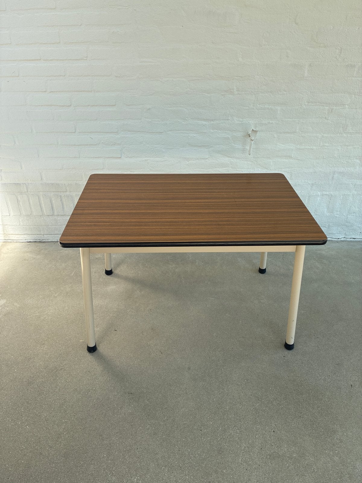 Vintage Beaumont tafel - Bruin met crème poten, Huis en Inrichting, Tafels | Eettafels, Ophalen, Gebruikt, Tot twee personen, 50 tot 100 cm