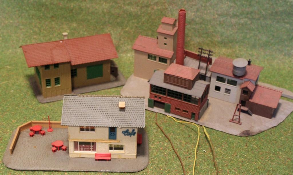 Station - kerk - molen en meer HO gebouwen, Hobby en Vrije tijd, Modeltreinen | H0, Overige merken, Wisselstroom, Gebruikt, Brug, Tunnel of Gebouw