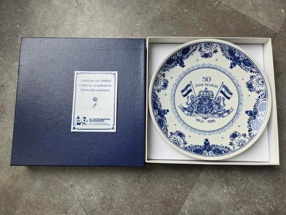 Raamsdonk 50 jaar bevrijd herinneringsbord Delfts blauw, Antiek en Kunst, Antiek | Wandborden en Tegels, Ophalen of Verzenden