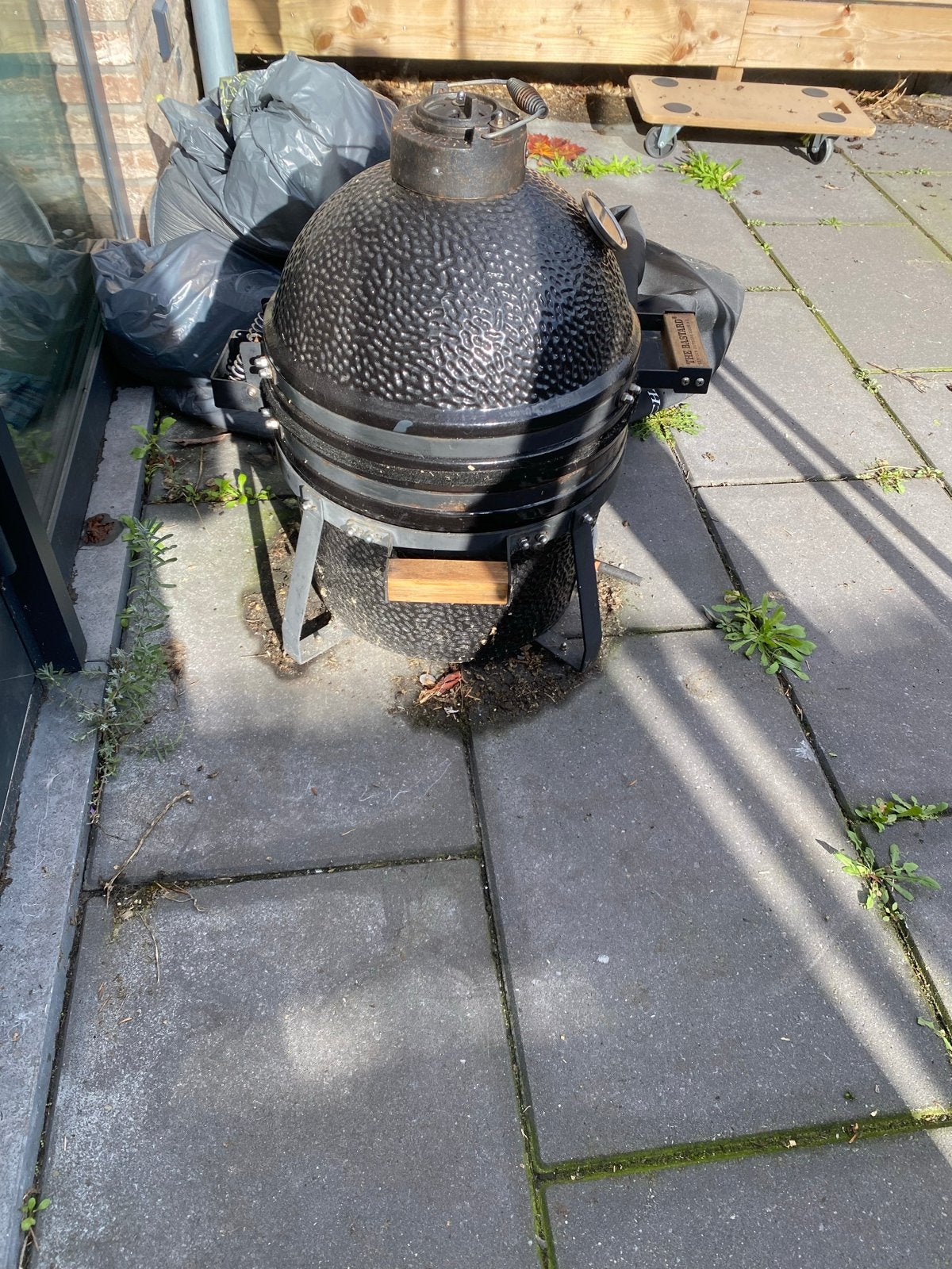 The bastard Kamado BBQ met hoes, Ophalen, Gebruikt, Met accessoires