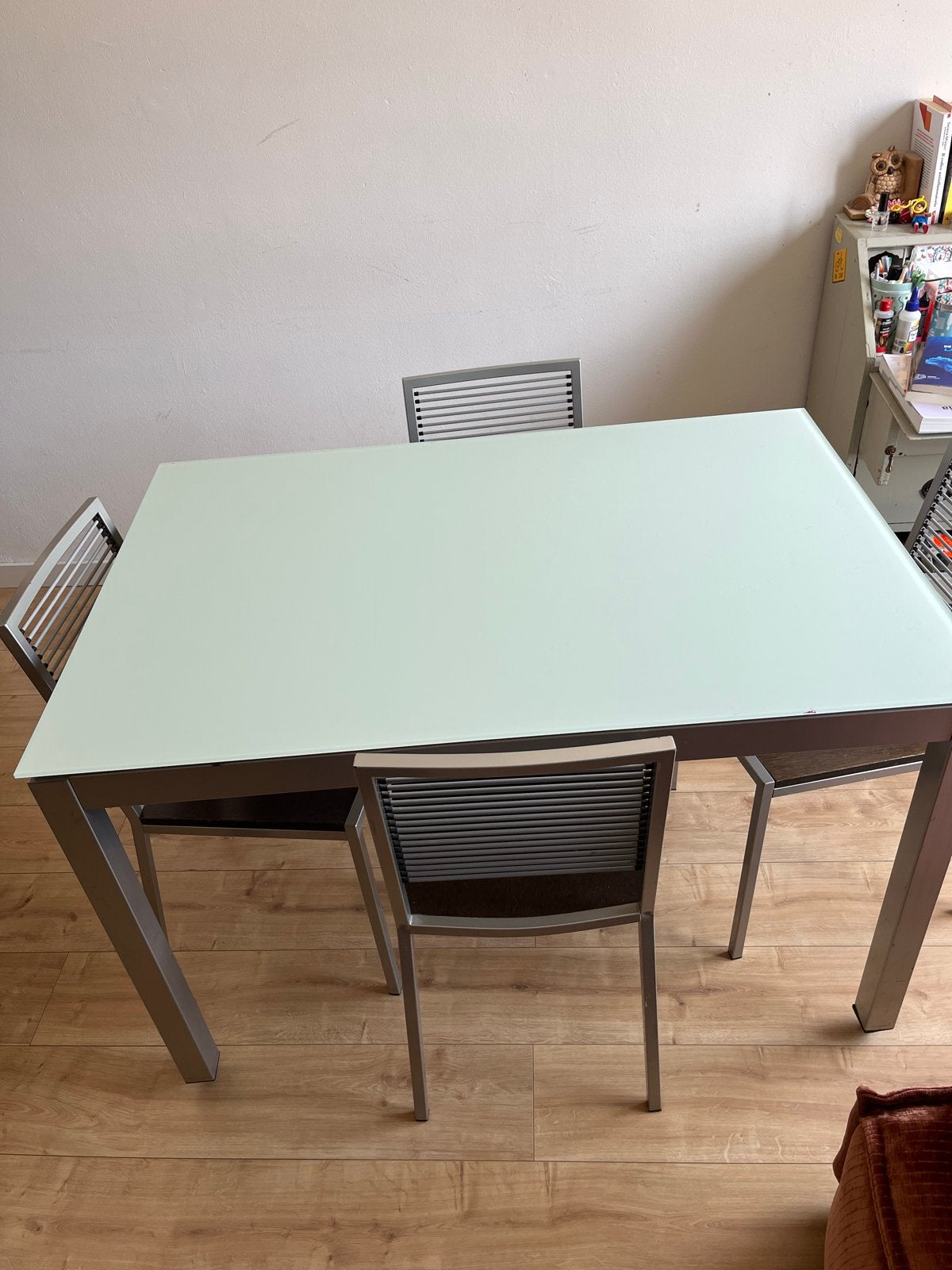 Uitschuifbare eettafel met glazen blad en 4 stoelen, Huis en Inrichting, Tafels | Eettafels, Ophalen, Gebruikt, 100 tot 150 cm