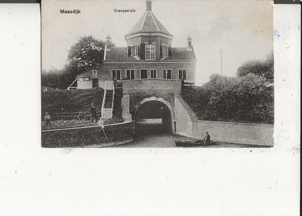 Maasdijk Oranjesluis met hengelaar en roeiboot 15-8-16, Verzamelen, Ansichtkaarten | Nederland, Ophalen of Verzenden, Voor 1920