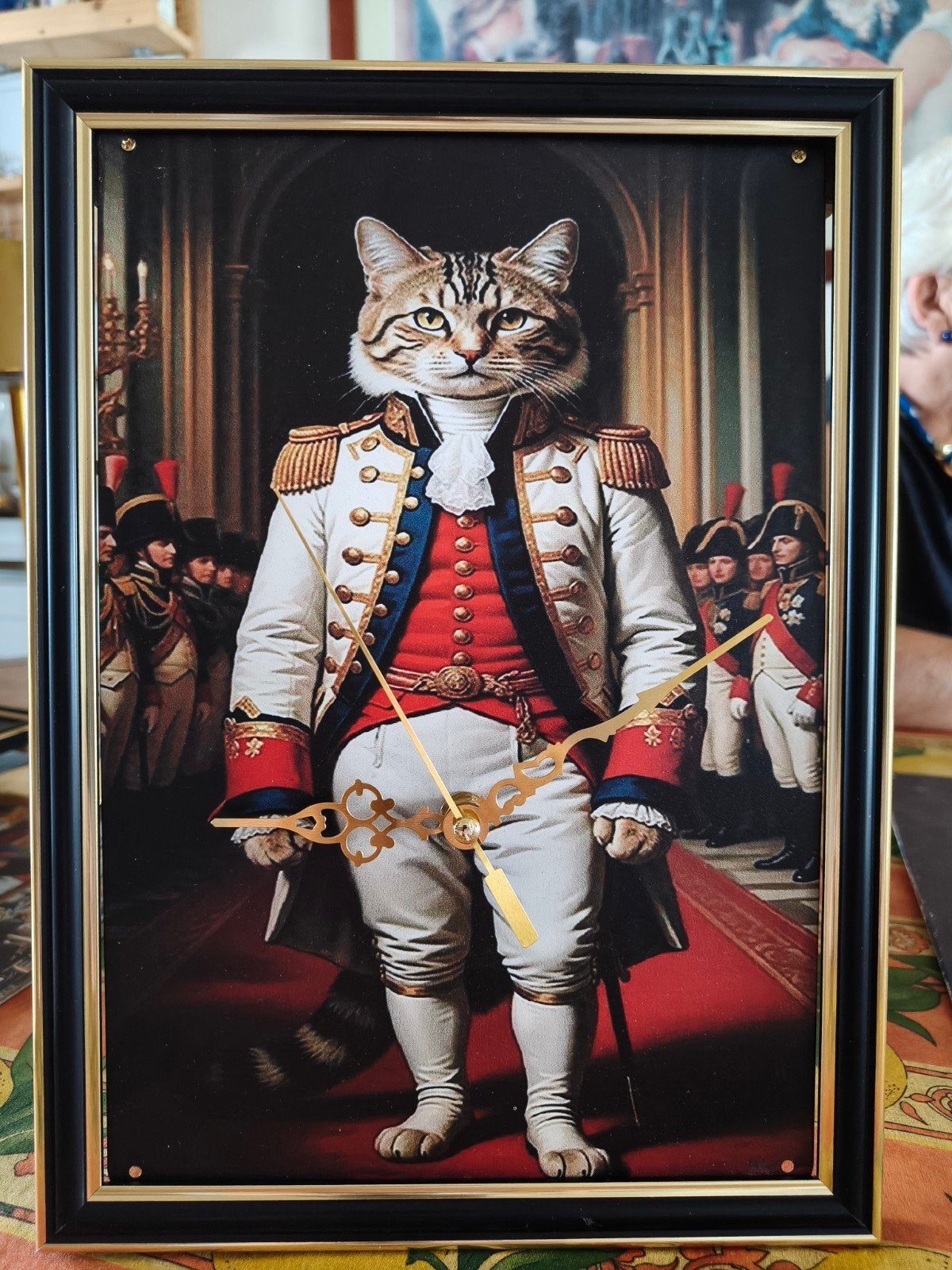 Wandklok met kat in uniform - Uniek design, Analoog, Werkt op batterijen, Ophalen of Verzenden, Wandklok