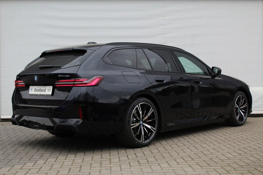 BMW i5 Touring eDrive40 M Sport / Panoramadak / Trekhaak / B, Auto's, BMW, Automaat, Achterwielaandrijving, Zwart, Stoelverwarming