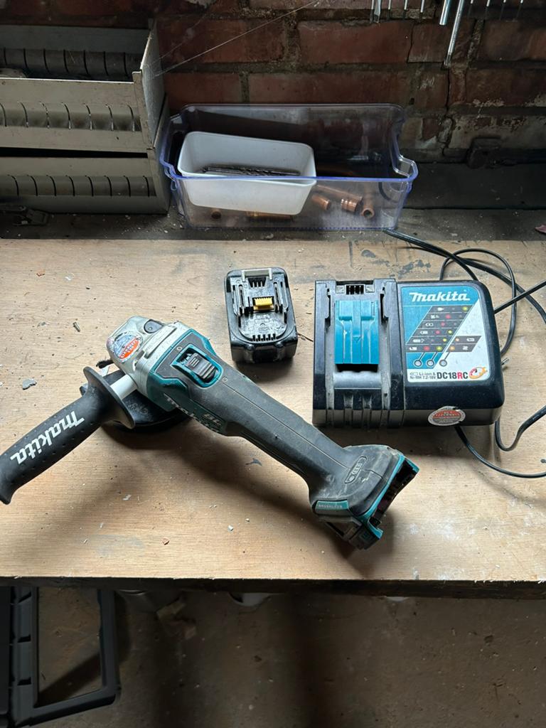 Makita haakseslijper 18v, Ophalen of Verzenden, Zo goed als nieuw, Minder dan 700 watt, Haakse handslijpmachine