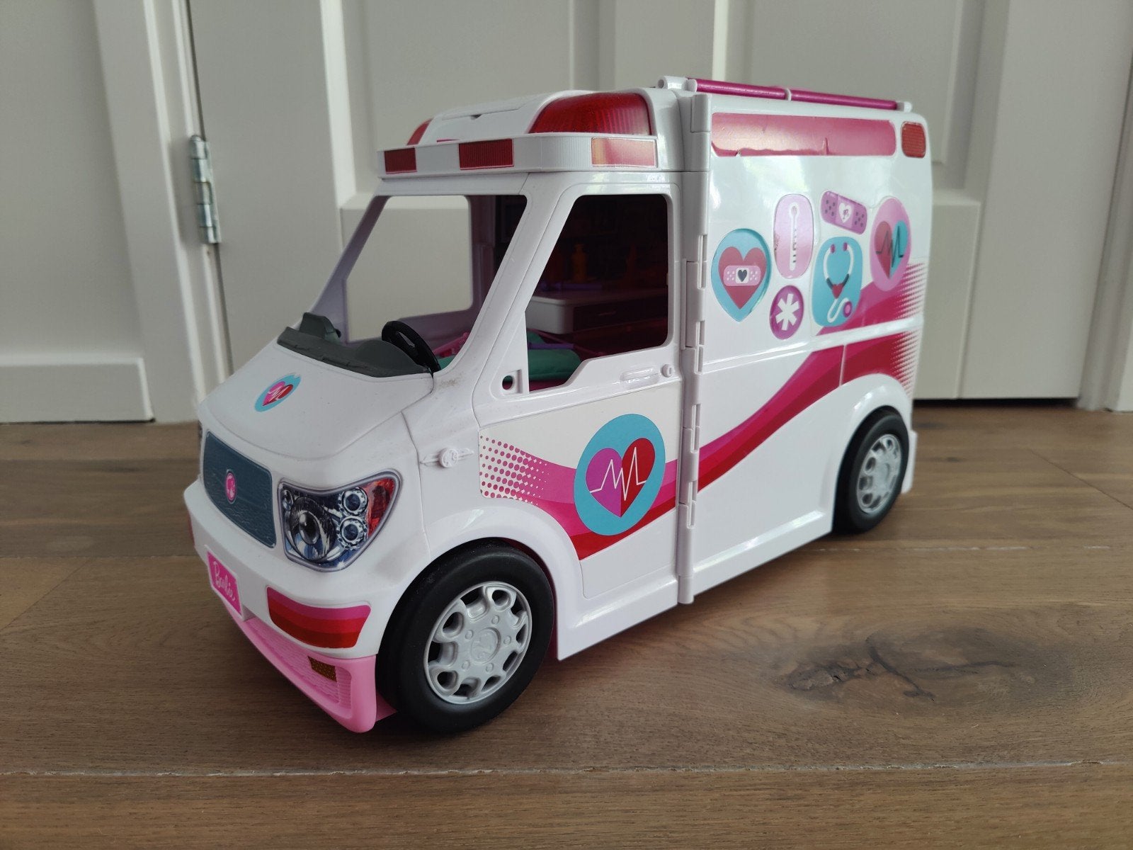 Barbie ambulance + accessoires - zo goed als nieuw!, Ophalen of Verzenden, Zo goed als nieuw