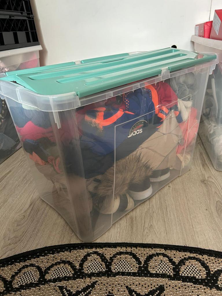 Grote doos met kleding en schoenen voor dames, heren en kind, Ophalen, Zo goed als nieuw