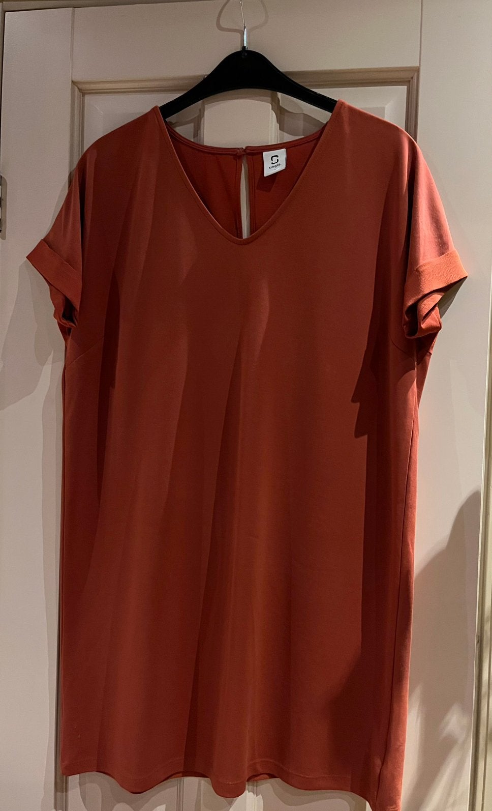 Koraalrood jurje. Maat S  ( valt groot) Merk : SIMPLE, Kleding | Dames, Verzenden, Zo goed als nieuw, Maat 36 (S), Boven de knie