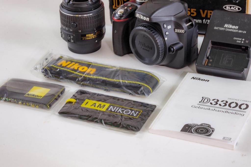 NIKON D3300 + NIKKOR DX 18-55mm f/3.5-5.6G VR II Kit, Spiegelreflex, Ophalen of Verzenden, Zo goed als nieuw, Nikon
