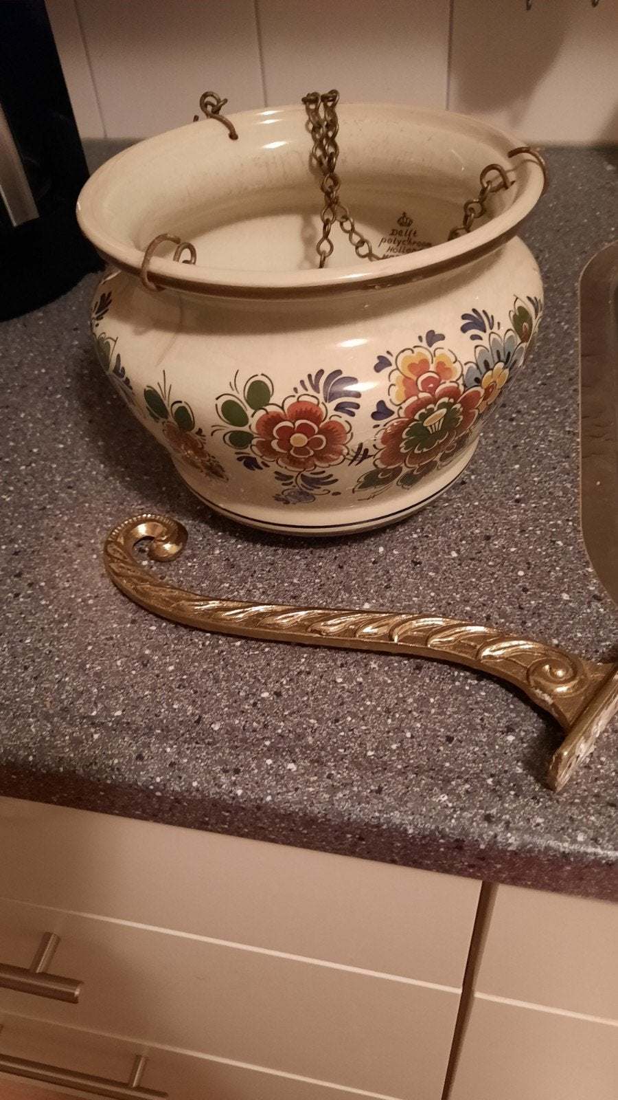 Delfts Polychroom Holland Handwerk Bloempot met Koperen Haak, Ophalen