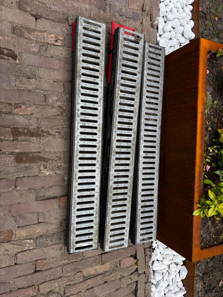 Lijngoot 3x 100cm met verzinkt rooster en aansluiting, Tuin en Terras, Ophalen, Gebruikt