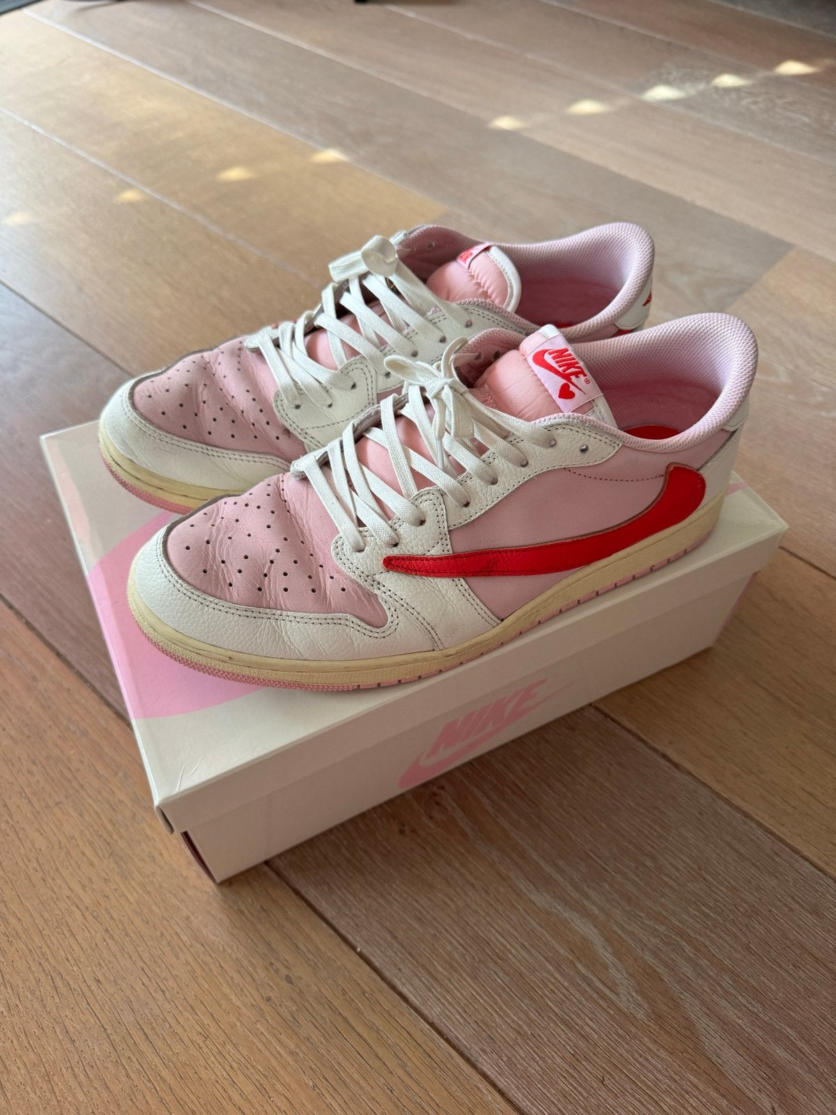 Travis Scott x Air Jordan 1 Low Tropical Pink EU45,5, Kleding | Heren, Schoenen, Overige kleuren, Verzenden, Sneakers of Gympen