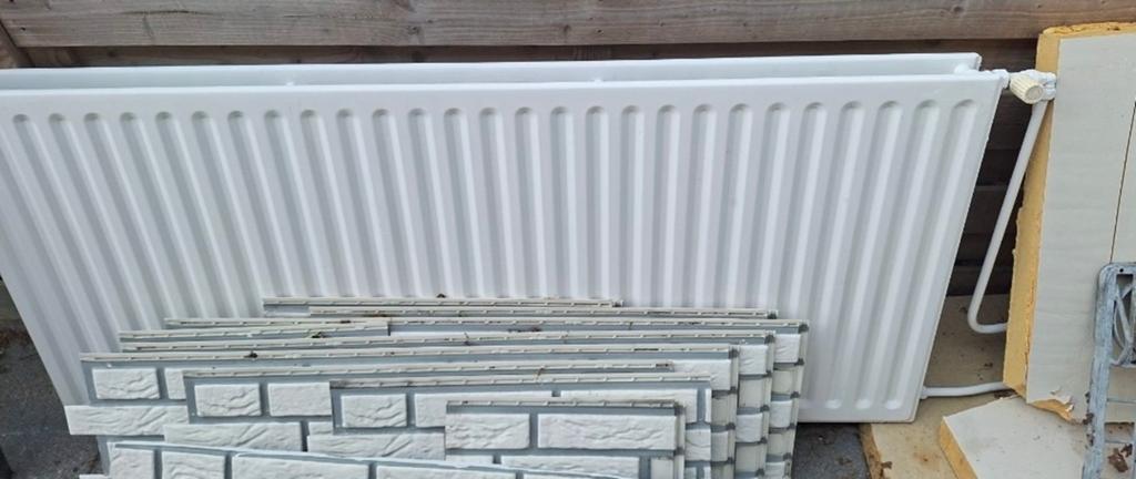 Gratis af te halen: Radiator en kozijn met glas, Doe-het-zelf en Verbouw, Verwarming en Radiatoren, 30 tot 80 cm, Gebruikt, Radiator