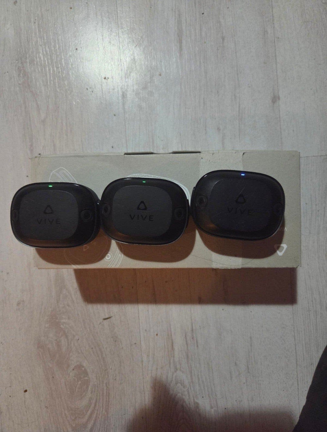 HTC VIVE Ultimate Trackers – Set van 3 – Compleet – VR Full, Spelcomputers en Games, Virtual Reality, Ophalen of Verzenden, Zo goed als nieuw