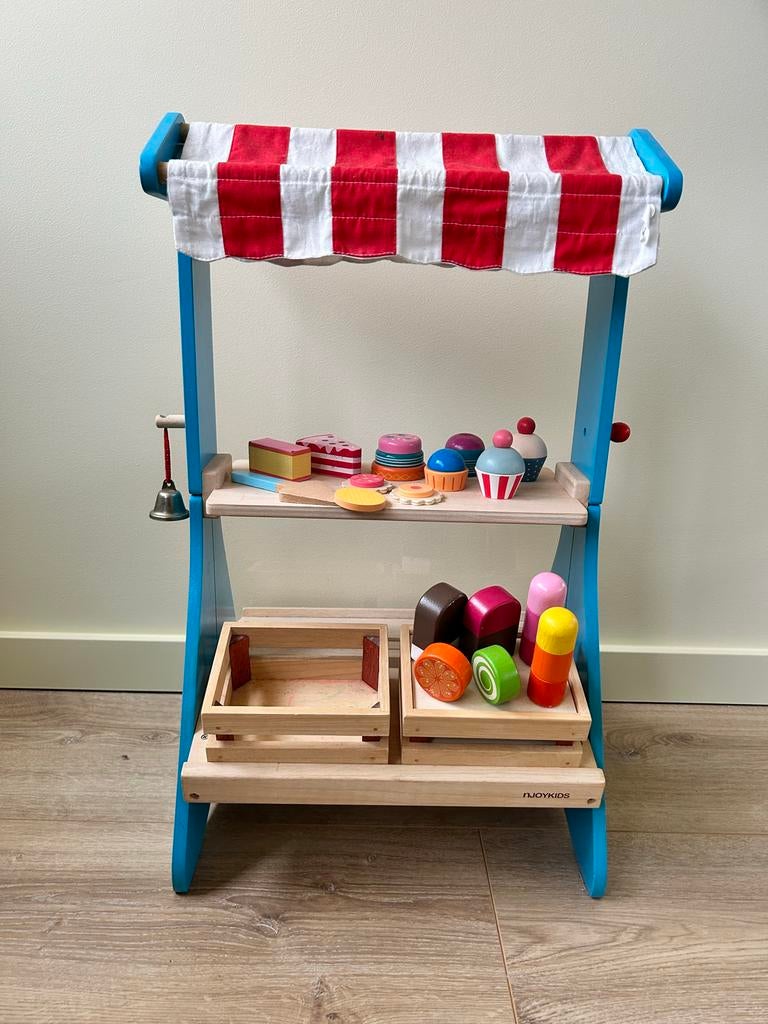 Njoykids houten marktkraam met toebehoren, Ophalen, Zo goed als nieuw, Jongen of Meisje