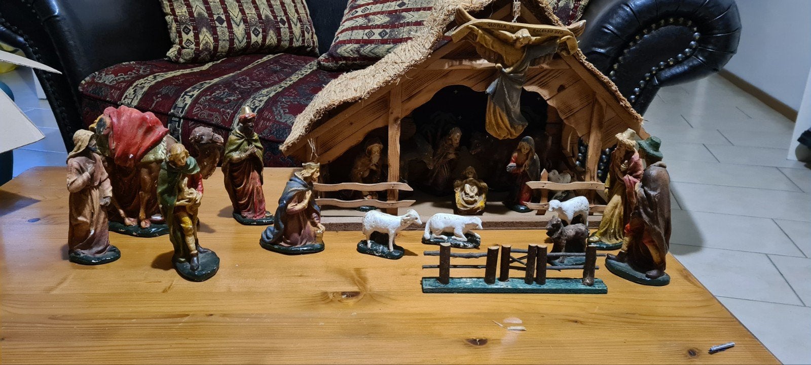 Mooi antieke complete kerststal met gispen beelden, Diversen, Kerst, Ophalen of Verzenden, Gebruikt