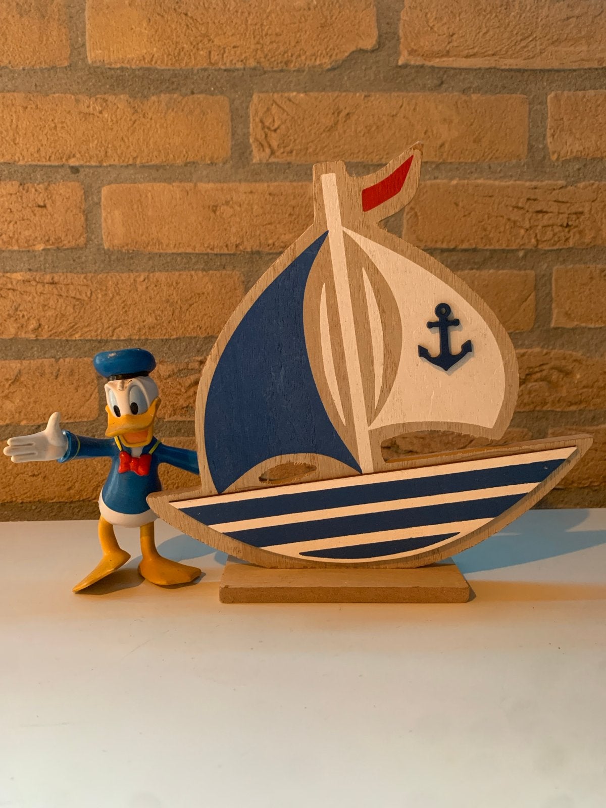 Donald Duck beeldje met houten zeilboot decoratie, Ophalen of Verzenden, Donald Duck, Zo goed als nieuw, Beeldje of Figuurtje