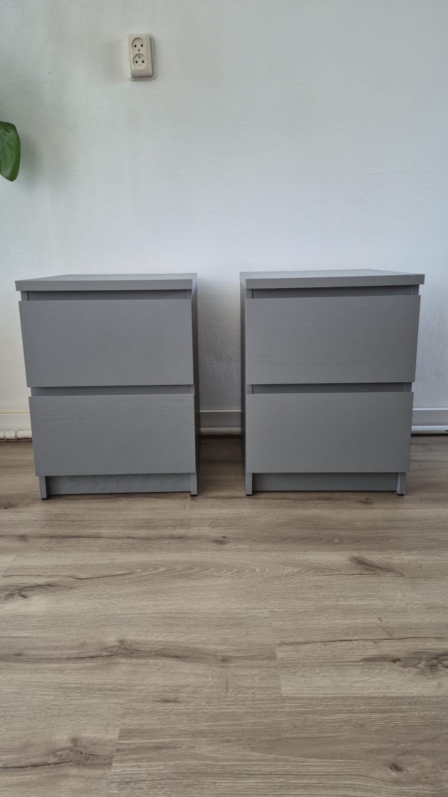 Set van 2 (IKEA) grijze nachtkastjes, Huis en Inrichting, Slaapkamer | Nachtkastjes, Ophalen, Zo goed als nieuw, Minder dan 45 cm