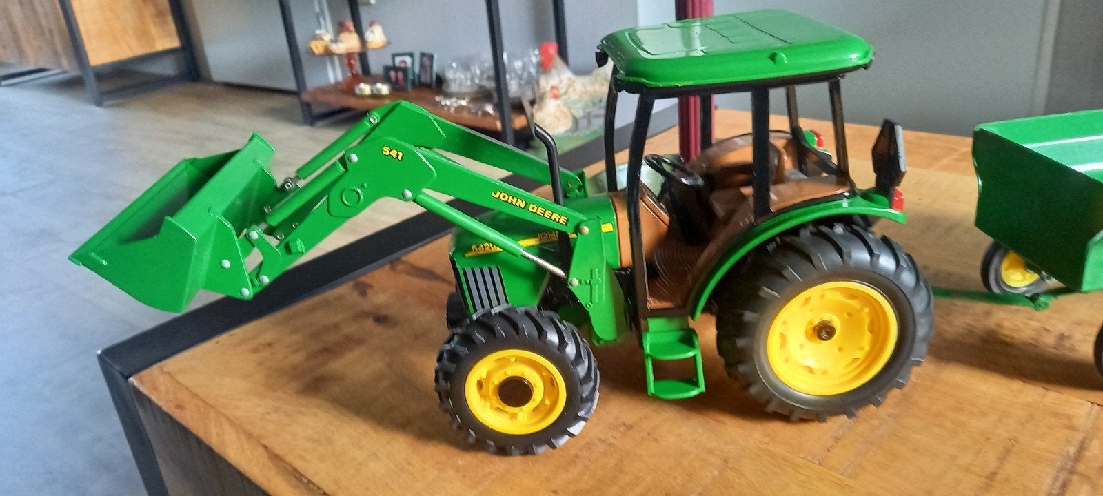 JOHN DEERE MET VOOR LADER EN KAR 1:16  ERTL, Hobby en Vrije tijd, Verzenden, Zo goed als nieuw, Tractor of Landbouw, ERTL