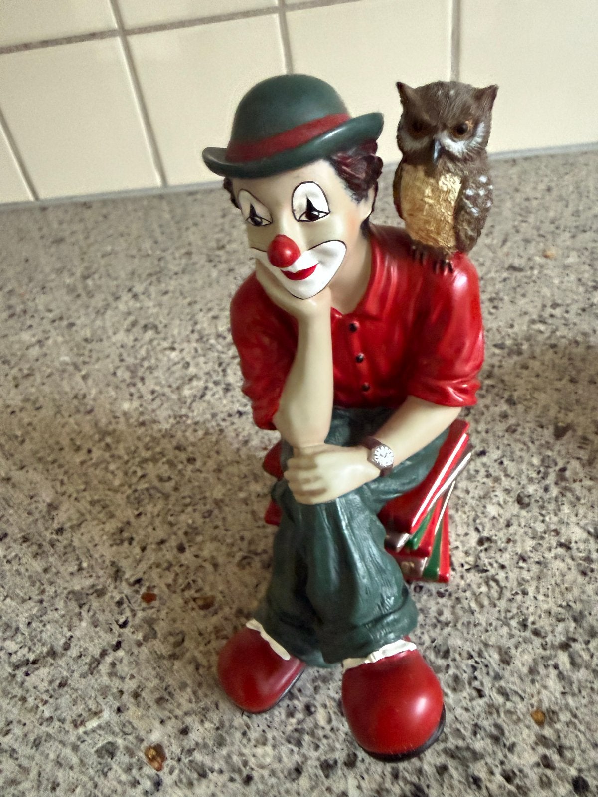 Beeldje clown met uil - Decoratief en uniek, Ophalen of Verzenden, Zo goed als nieuw, Mens
