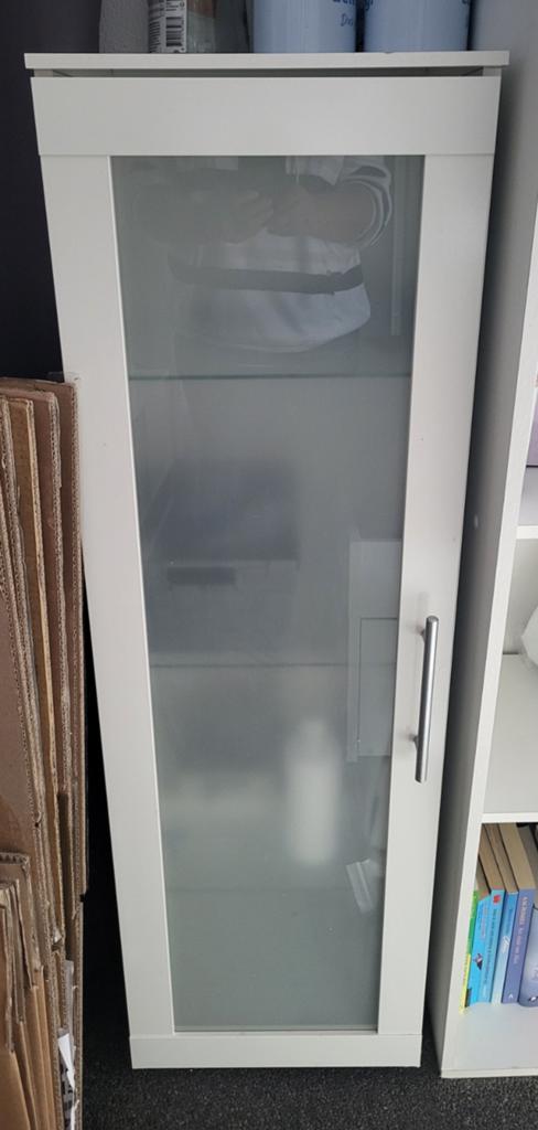 Witte vitrinekast met glazen deur en planken, Huis en Inrichting, Badkamer | Badkamermeubels, Ophalen, Gebruikt