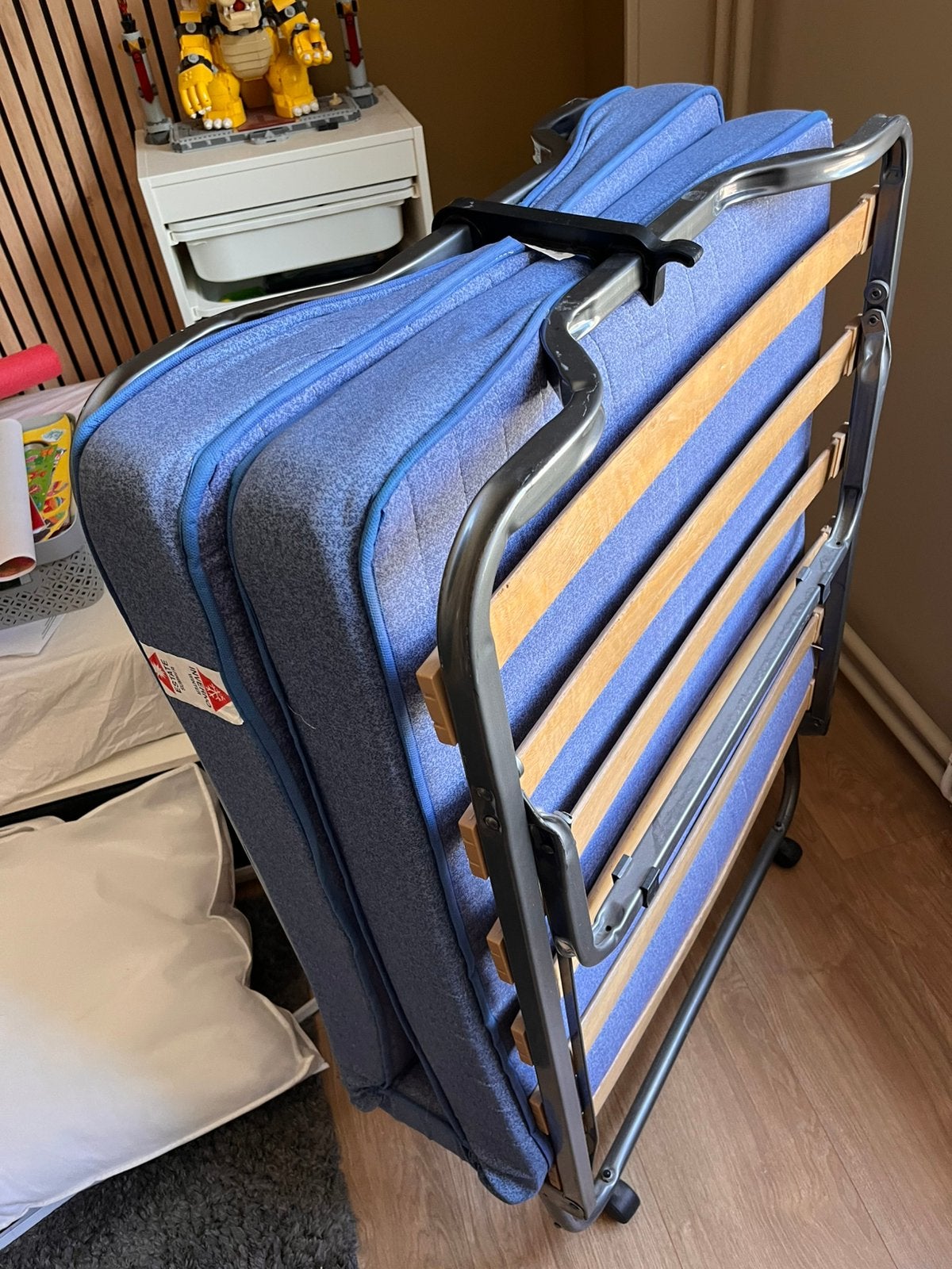 Opklapbaar logeerbed met matras, inklapbaar, weinig gebruikt, Ophalen, Eenpersoons, Zo goed als nieuw, 80 cm