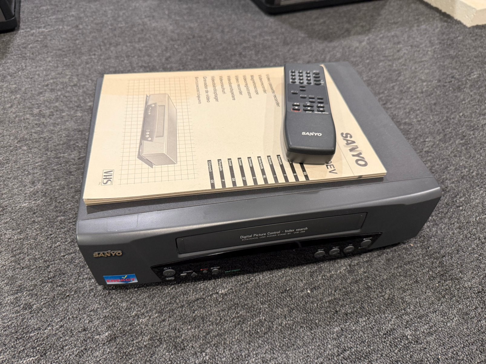 Sanyo VHR-259 VHS videorecorder + boek en afstandsbediening, Ophalen of Verzenden, Zo goed als nieuw, VHS-speler of -recorder