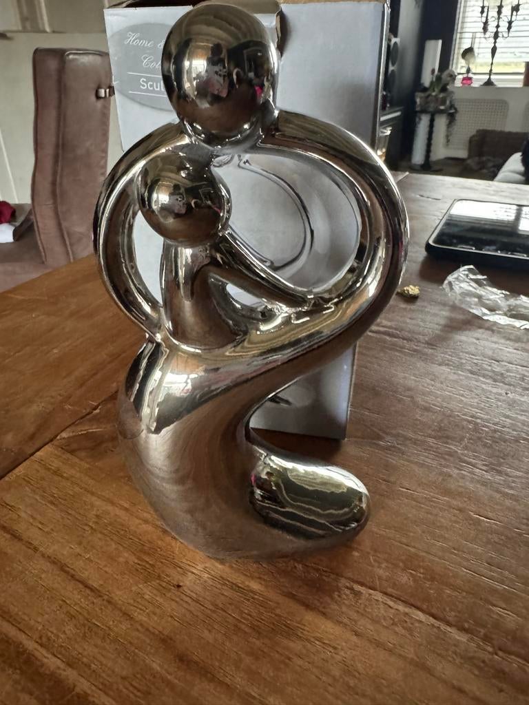 Moderne zilverkleurige sculptuur 'Omhelzing', Ophalen of Verzenden, Zo goed als nieuw, Metaal
