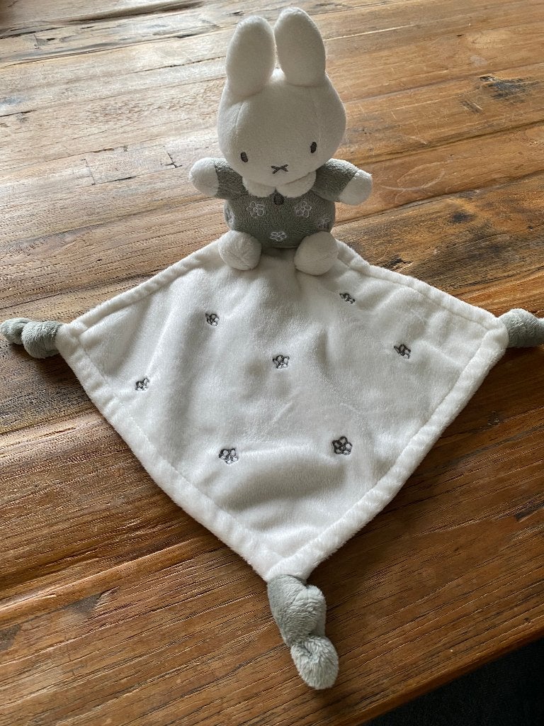 Nieuw zacht grijs wit Nijntje knuffeldoekje, Ophalen of Verzenden, Nieuw, Kraamcadeau