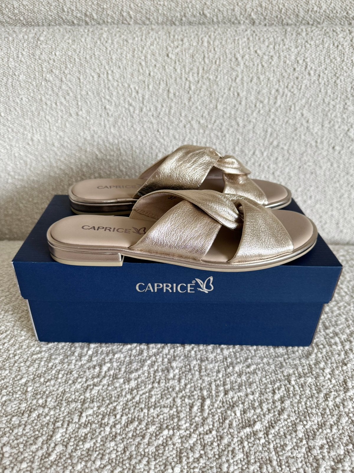 Caprice leren slippers licht goud 37 NIEUW, Kleding | Dames, Schoenen, Ophalen, Nieuw, Overige kleuren
