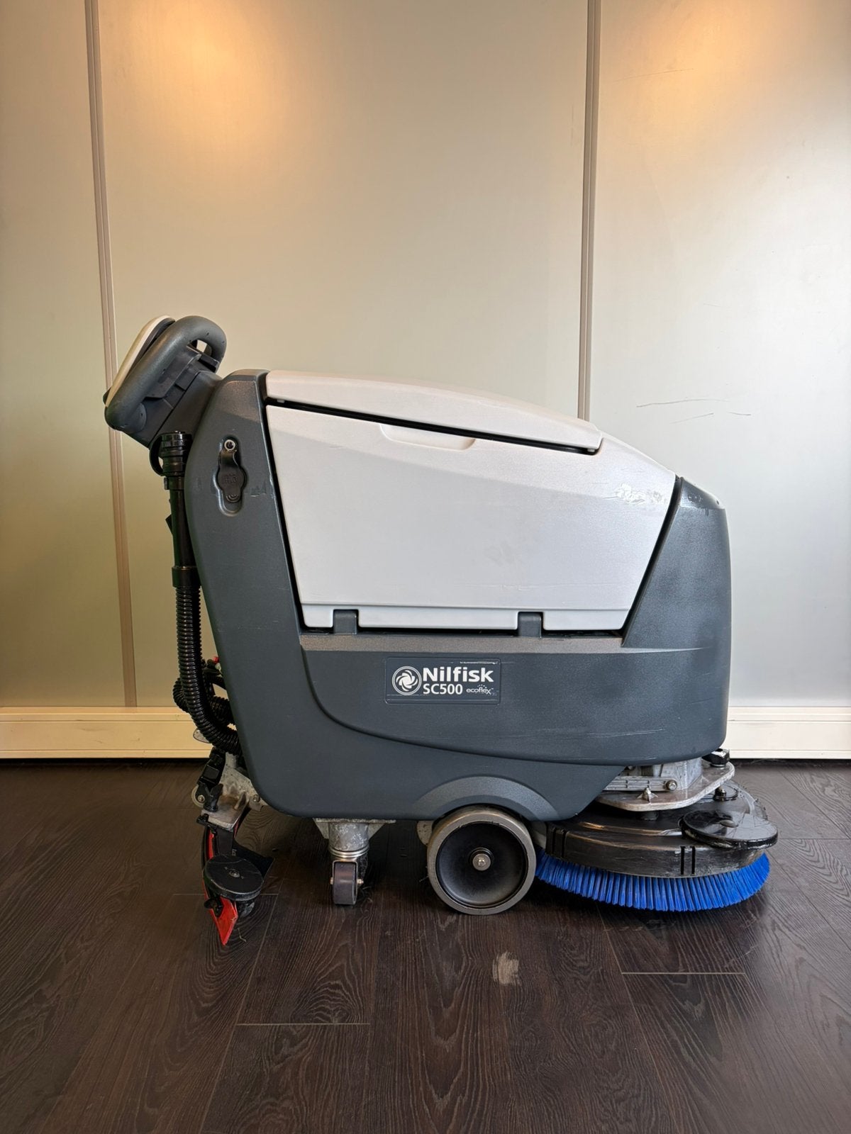 Schrobmachine | Nilfisk SC500 | Nieuw accupakket, Ophalen of Verzenden, Zo goed als nieuw, Schrobmachine