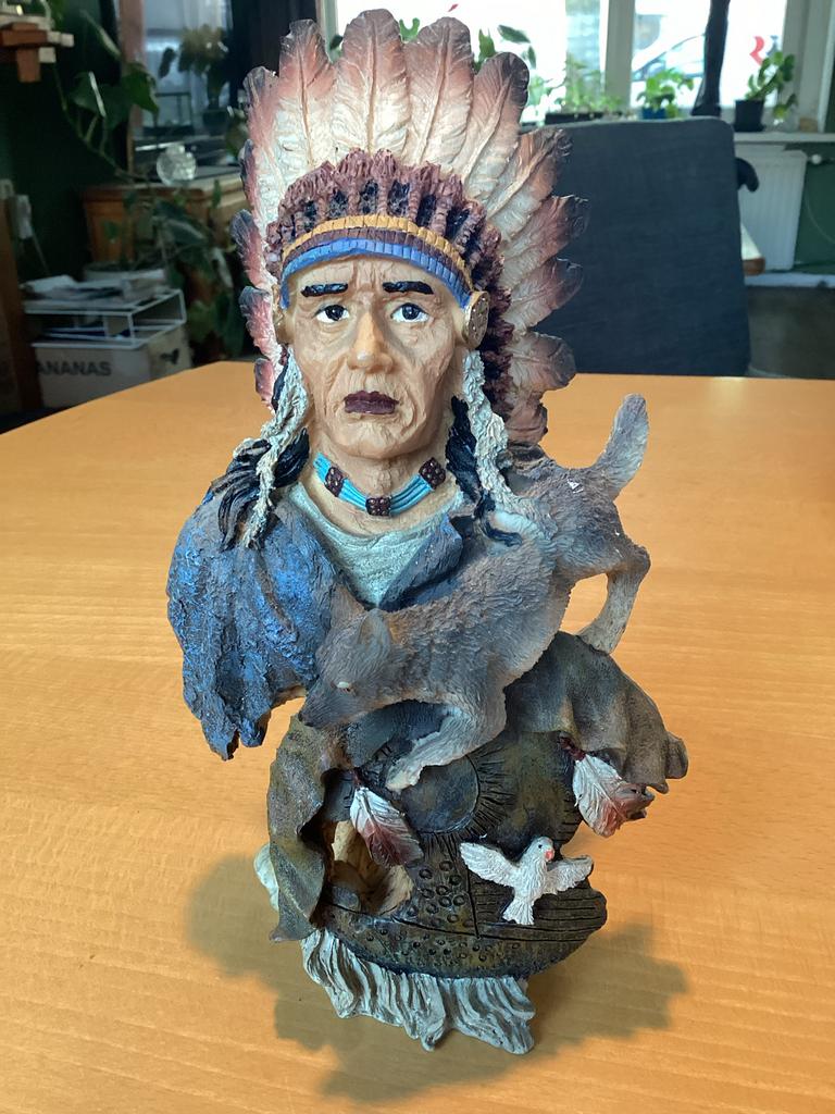 Beeld van een Indiaan met verentooi en een wolf, Verzamelen, Beelden en Beeldjes, Ophalen of Verzenden, Zo goed als nieuw, Mens