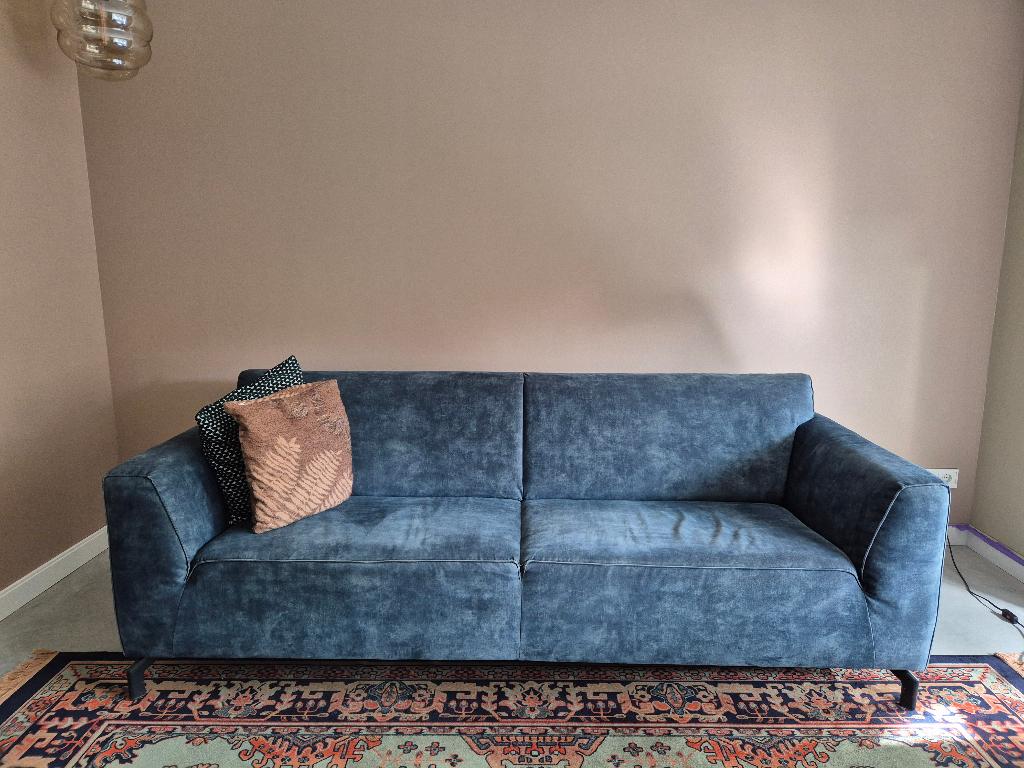 Henders & Hazel velvet blauwe bank, Huis en Inrichting, Banken | Bankstellen, Ophalen, Gebruikt, Driepersoons, 75 tot 100 cm