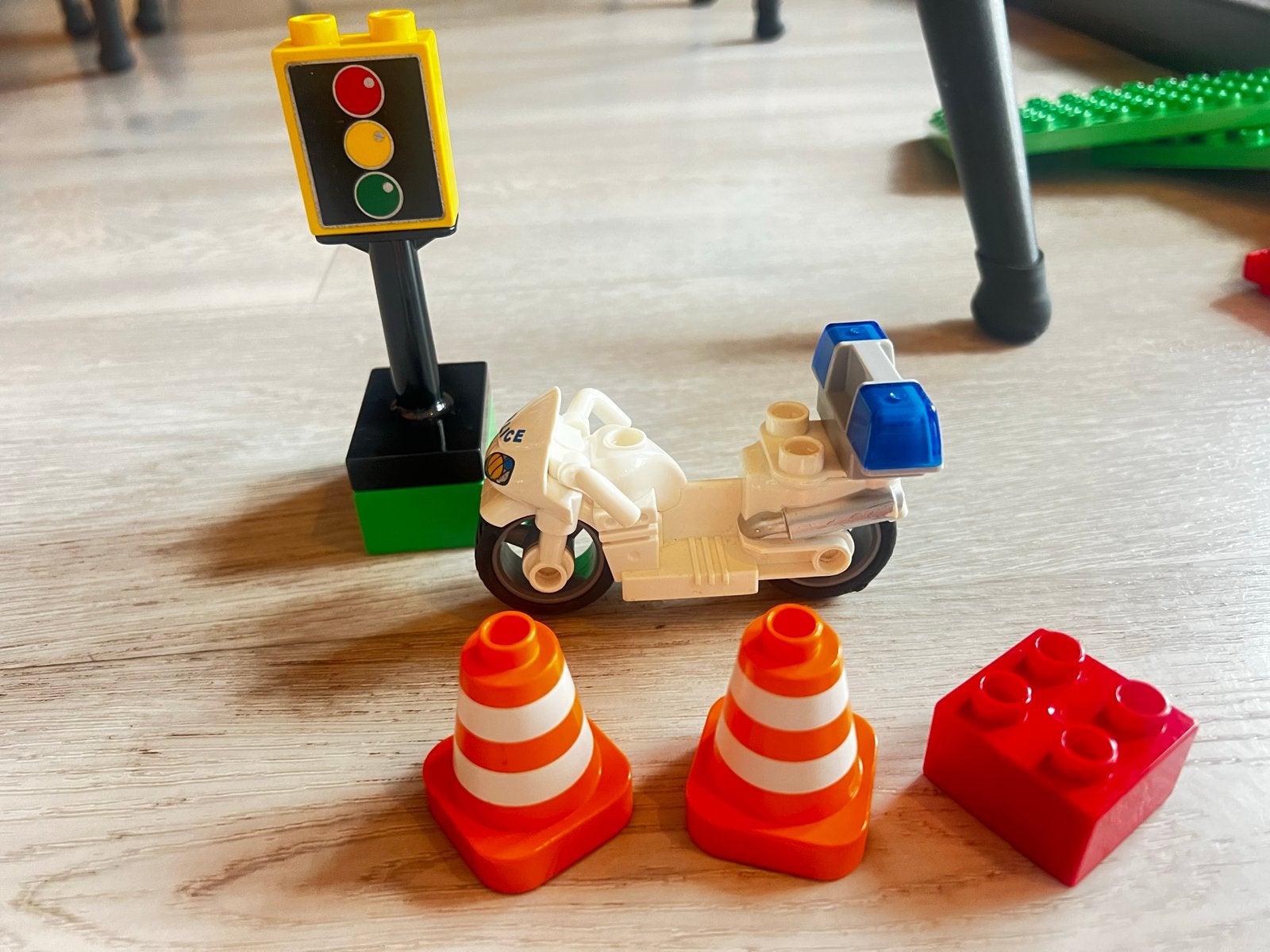 Duplo Politie Motor met Verkeerslicht en Pylonen (Set 5679), Ophalen, Zo goed als nieuw, Duplo