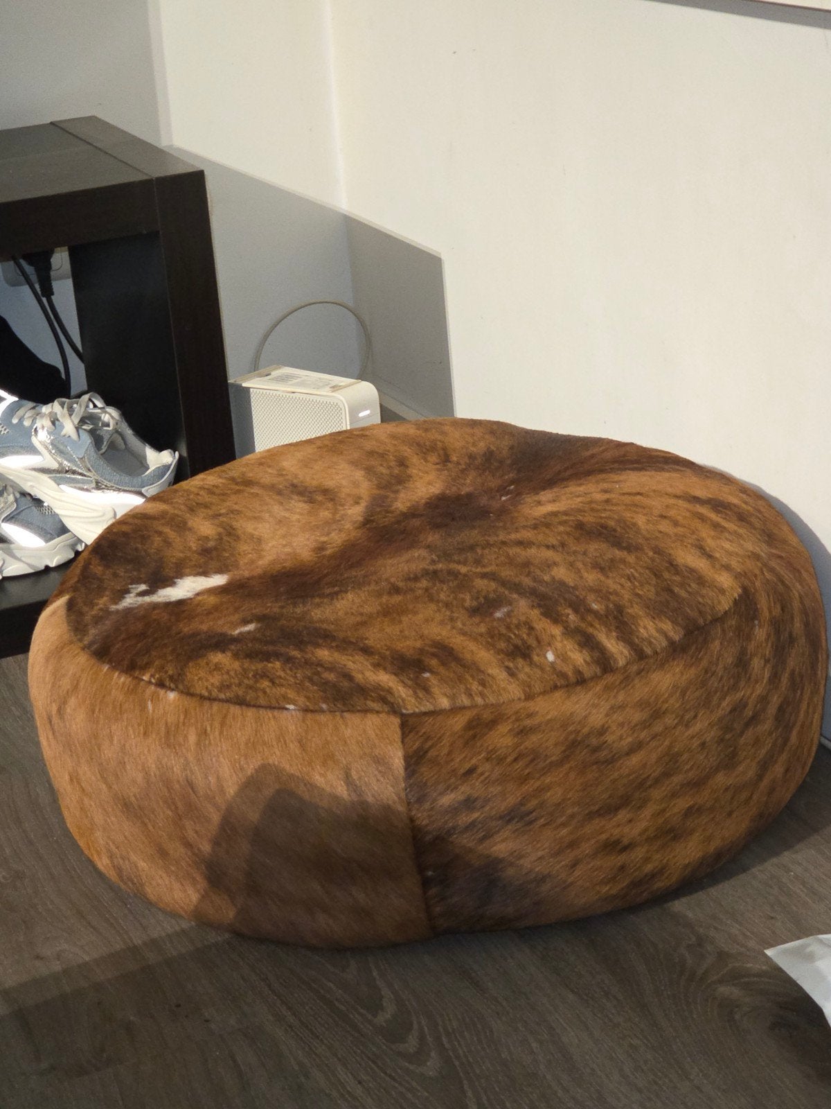 Ronde poef met koeienhuid print - Zo goed als nieuw, Ophalen, Modern, Landelijk, Bohemian, Rond, 75 tot 100 cm