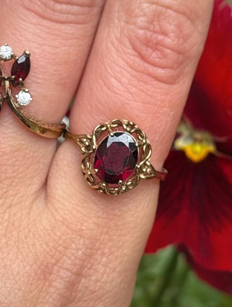 8 karaat gouden ring met granaat, 18 tot 19, Verzenden, Zo goed als nieuw, Met edelsteen