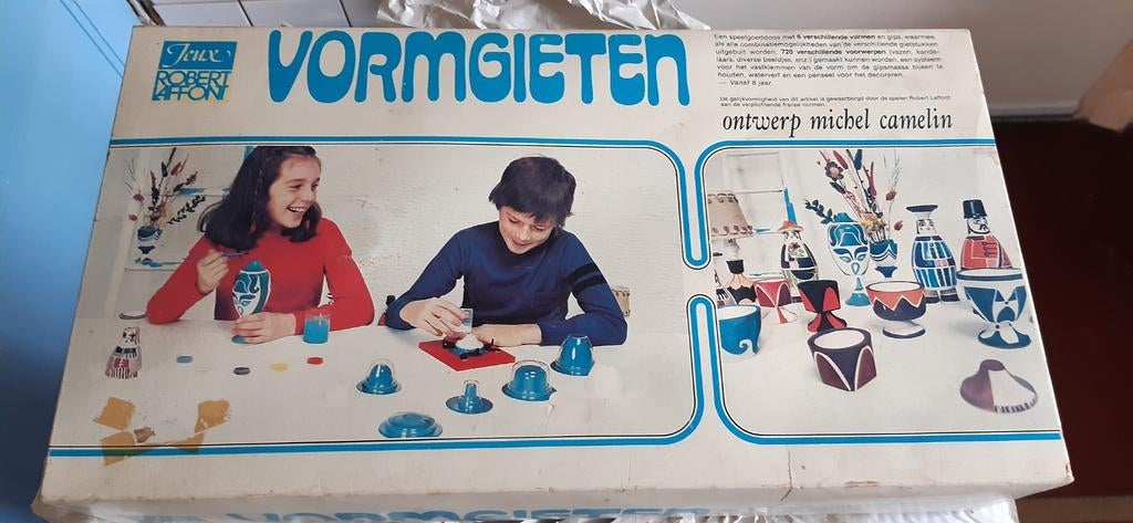 Vormgieten voor verschillende voorwerpen van gips., Verzenden