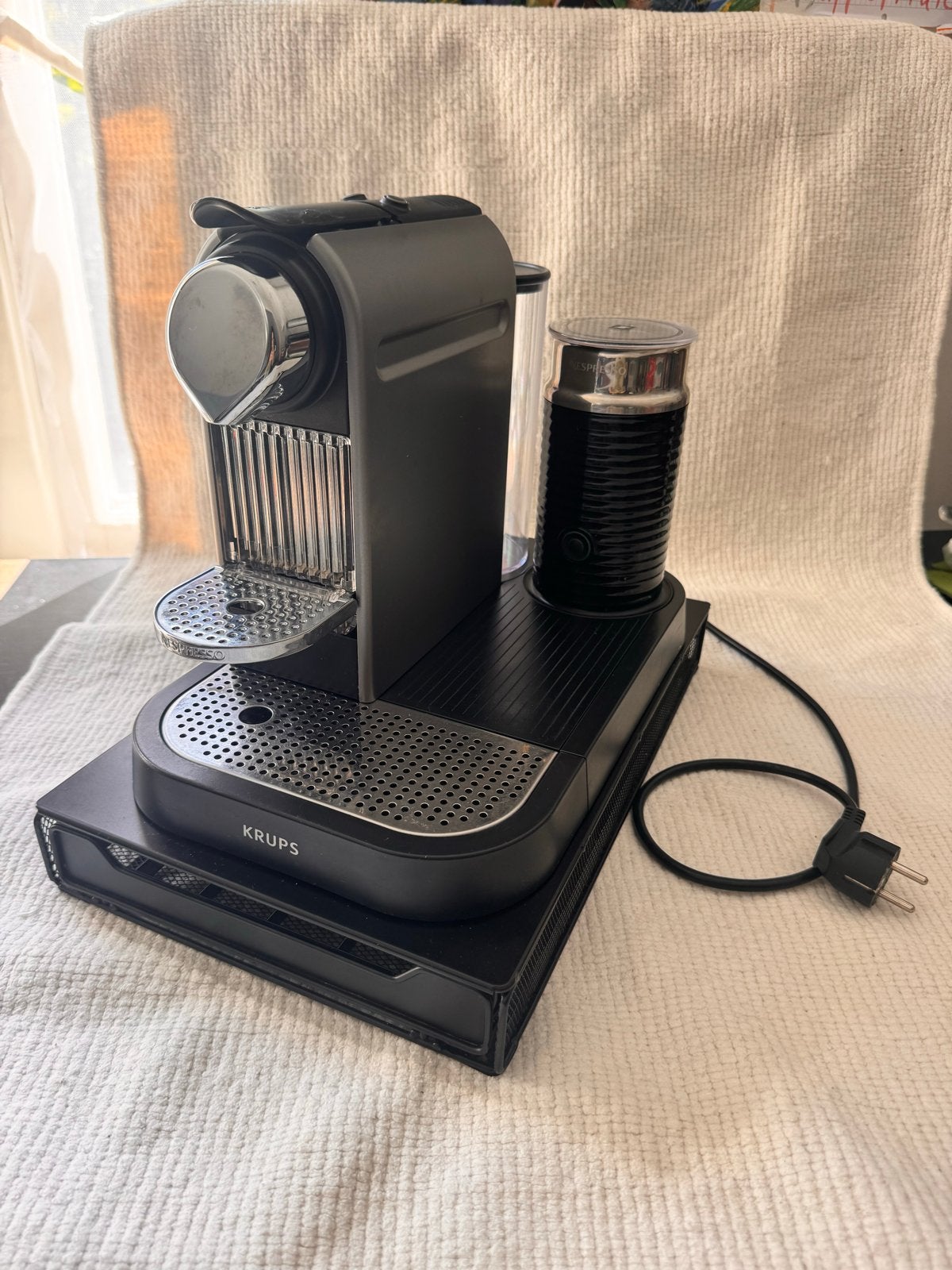 Nespresso koffiemachine met melkopschuimer en capsulehouder
