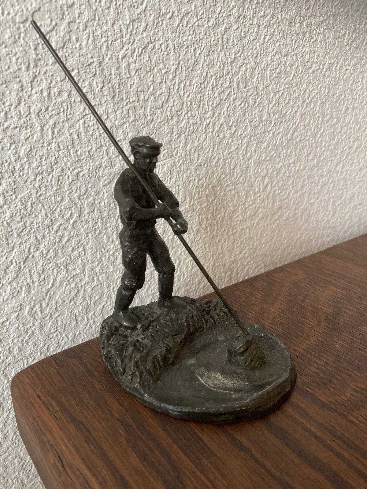Beeldje 'De Beugelaar' naar ontwerp van A. Thomas, Minder dan 20 cm, Ophalen of Verzenden, Zwart, Op sokkel