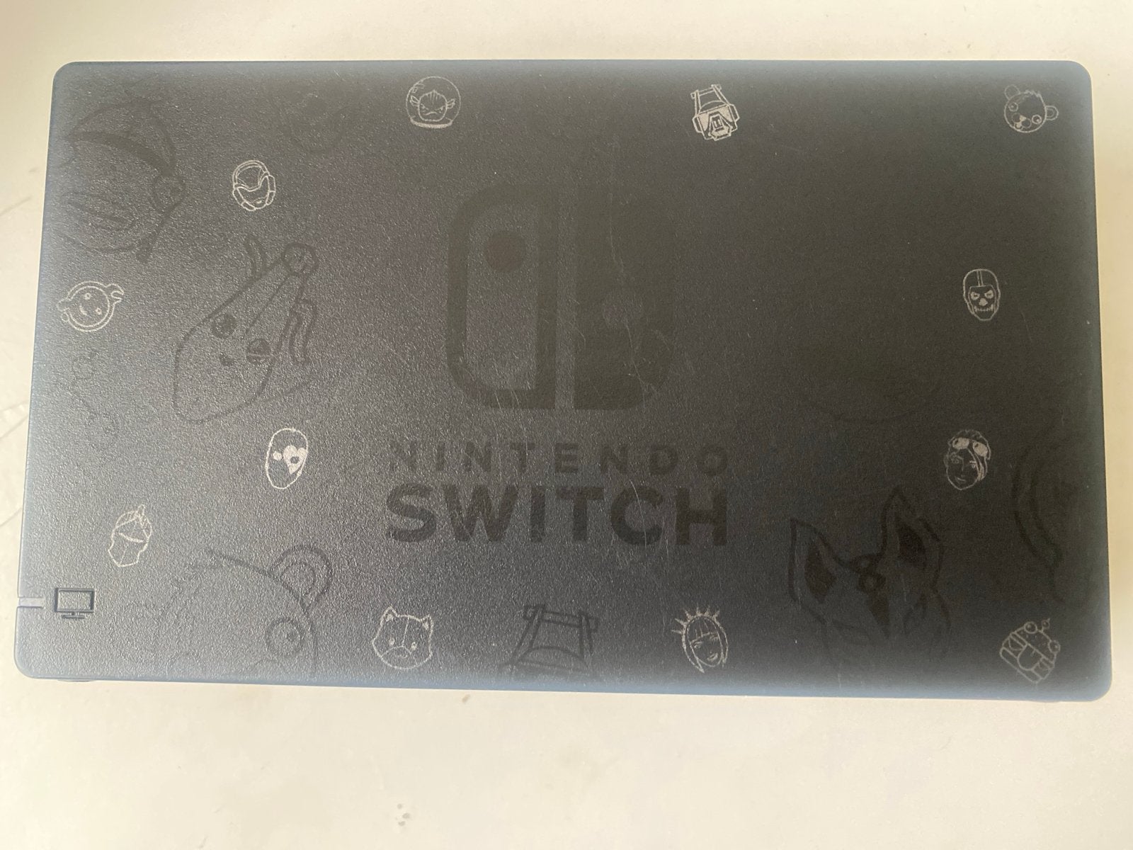 Nintendo Switch Dock met unieke Fortnite graveringen, Spelcomputers en Games, Spelcomputers | Nintendo Switch, Gebruikt, Switch Original