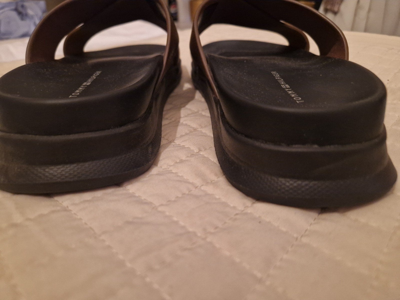 Tommy Hilfiger Slippers - Bruin - Maat 42, Bruin, Tommy Hilfiger, Ophalen of Verzenden, Zo goed als nieuw