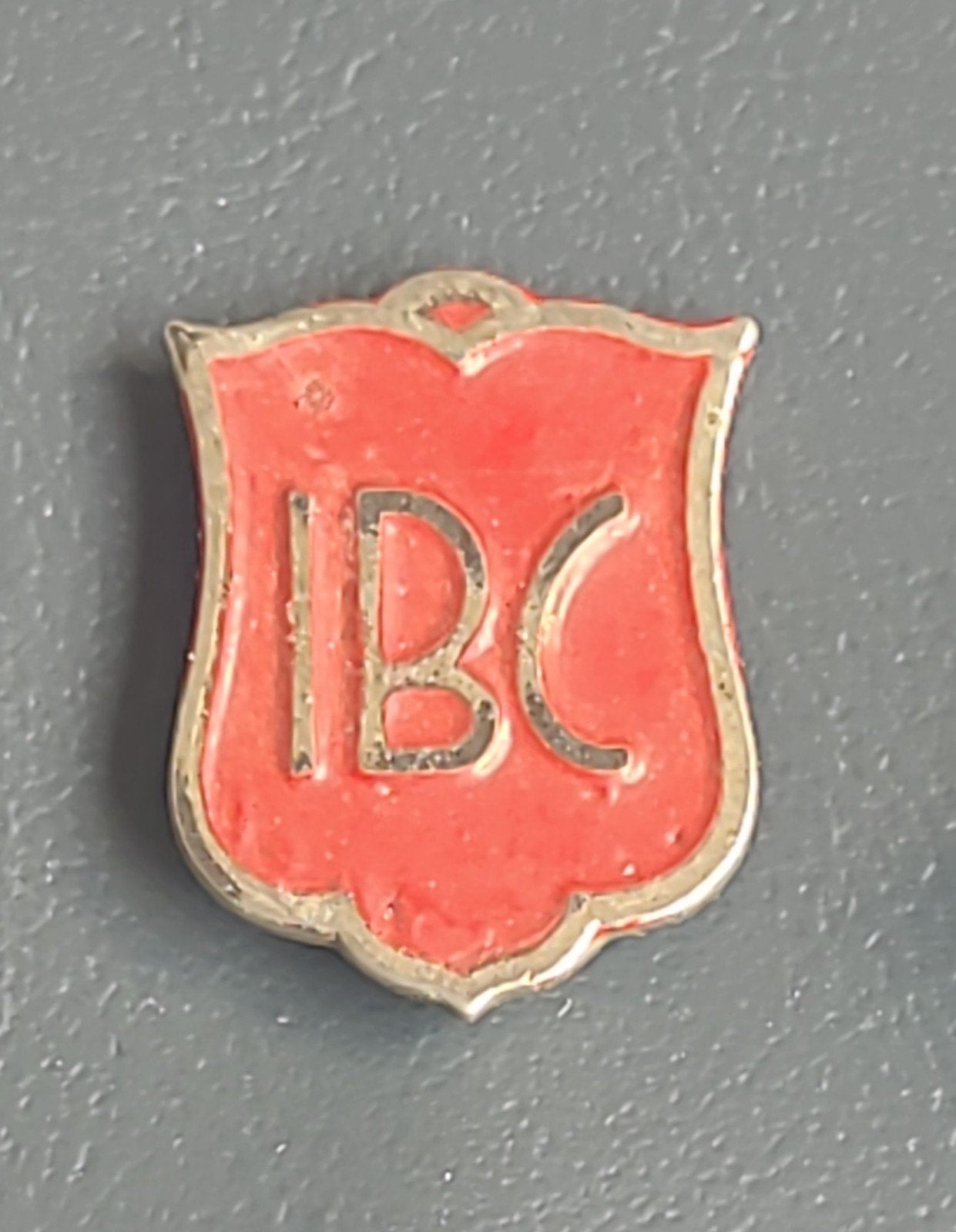 Vintage IBC Speldje - Rood  Schildje, Verzamelen, Verzenden