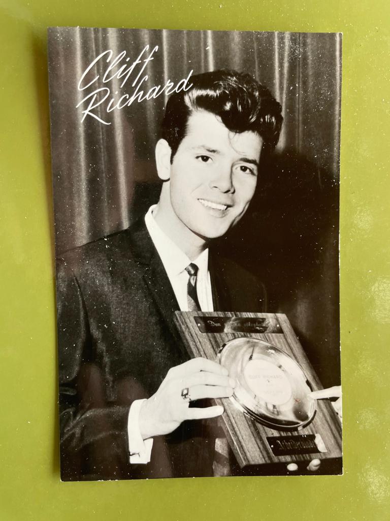 ansichtkaart / kaart van Cliff Richard met gouden plaat., Verzenden, 1960 tot 1980, Sterren en Beroemdheden
