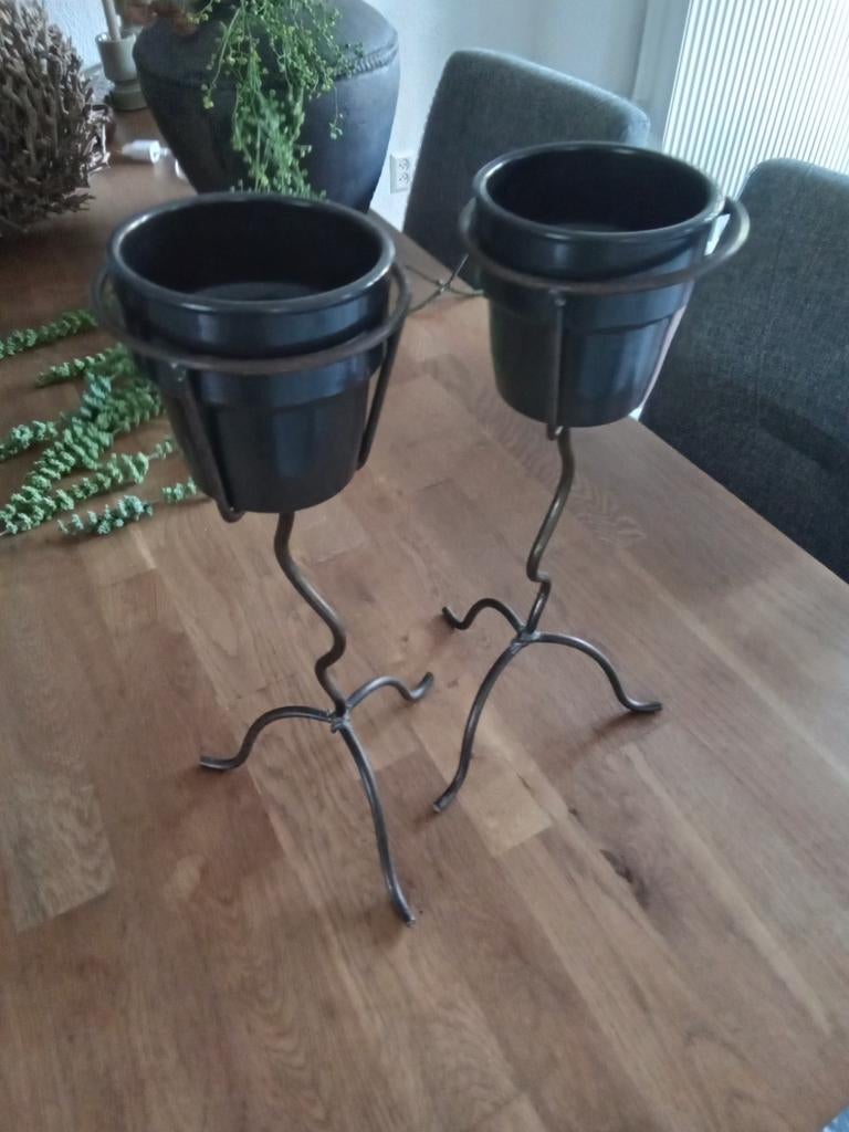 Ijzeren standaard met bloempot, Ophalen, Zo goed als nieuw