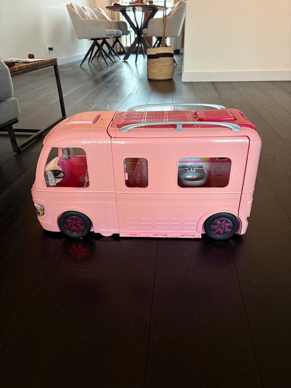 Barbie camper met zwembad/ accesoires en poppen, Ophalen, Gebruikt, Barbie