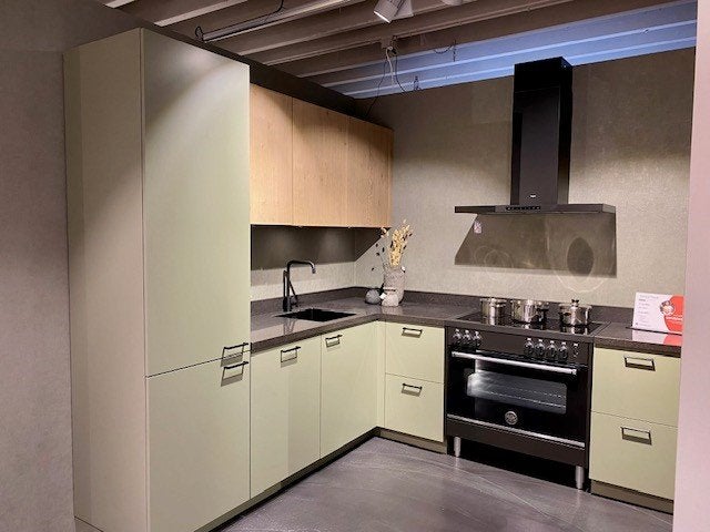 MOET WEG! VASTE LAGE PRIJS Showroom hoekkeuken Cerezo/ Freud, Hoekkeuken, Niet ingevuld, Zo goed als nieuw, Composiet
